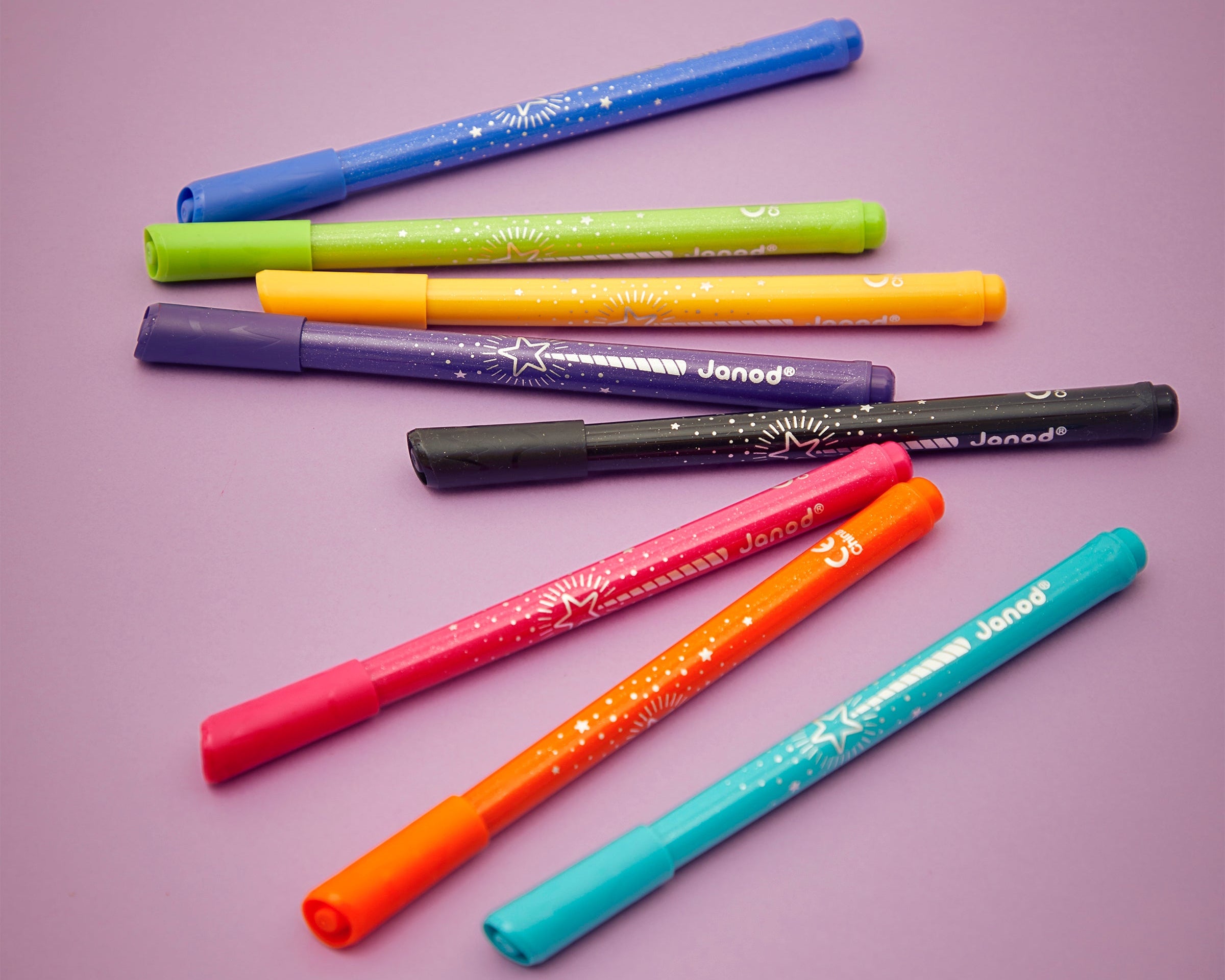 Set of colorful markers with 'Janod' branding on a purple background